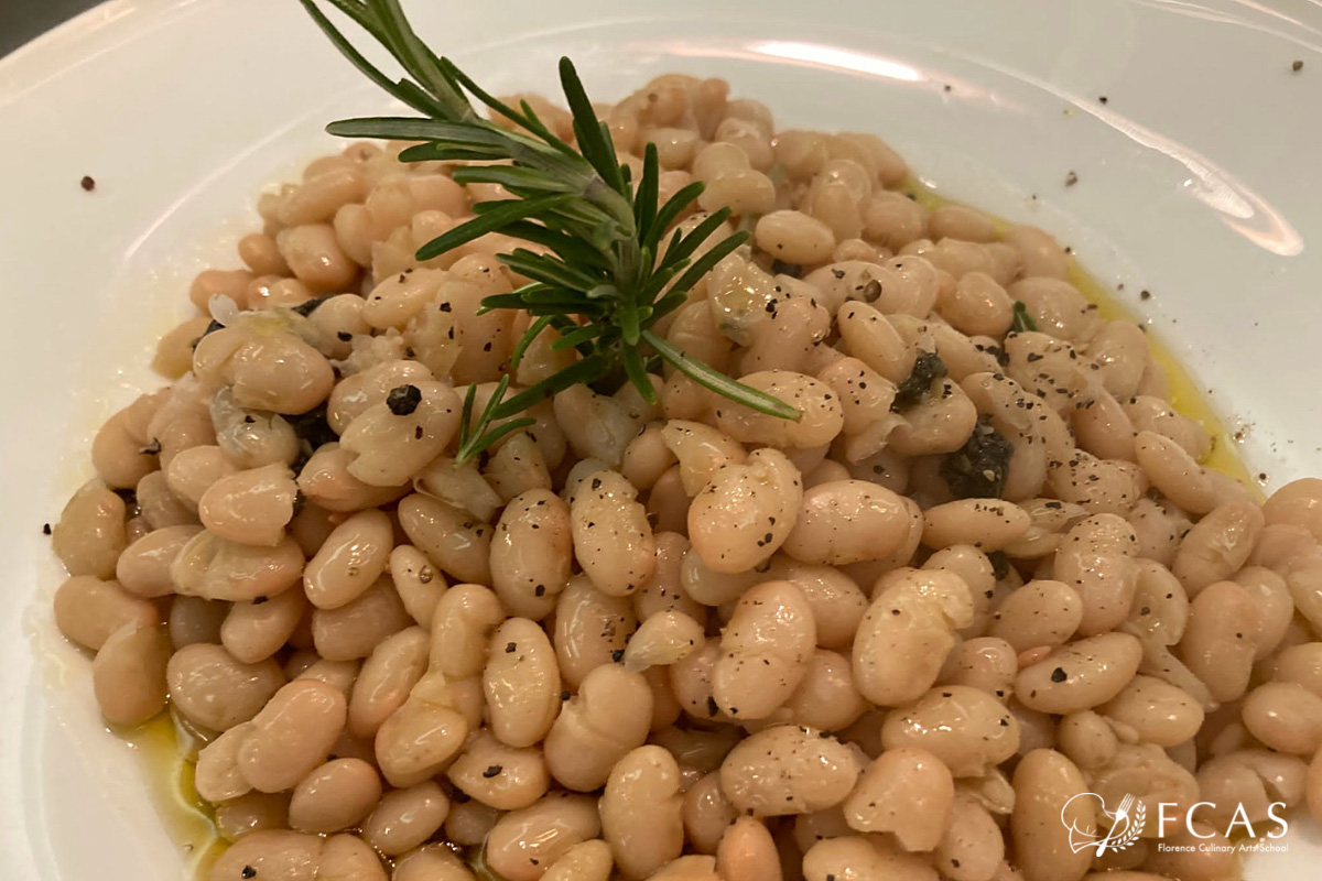 トスカーナ料理　お皿に盛られた煮た白インゲン豆